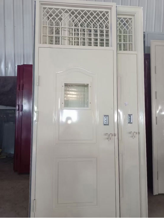 东城街道学校教室门