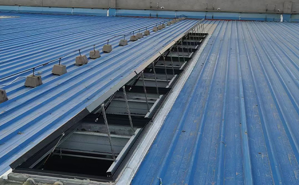 某城市大型商业综合体中庭东城街道排烟窗工程